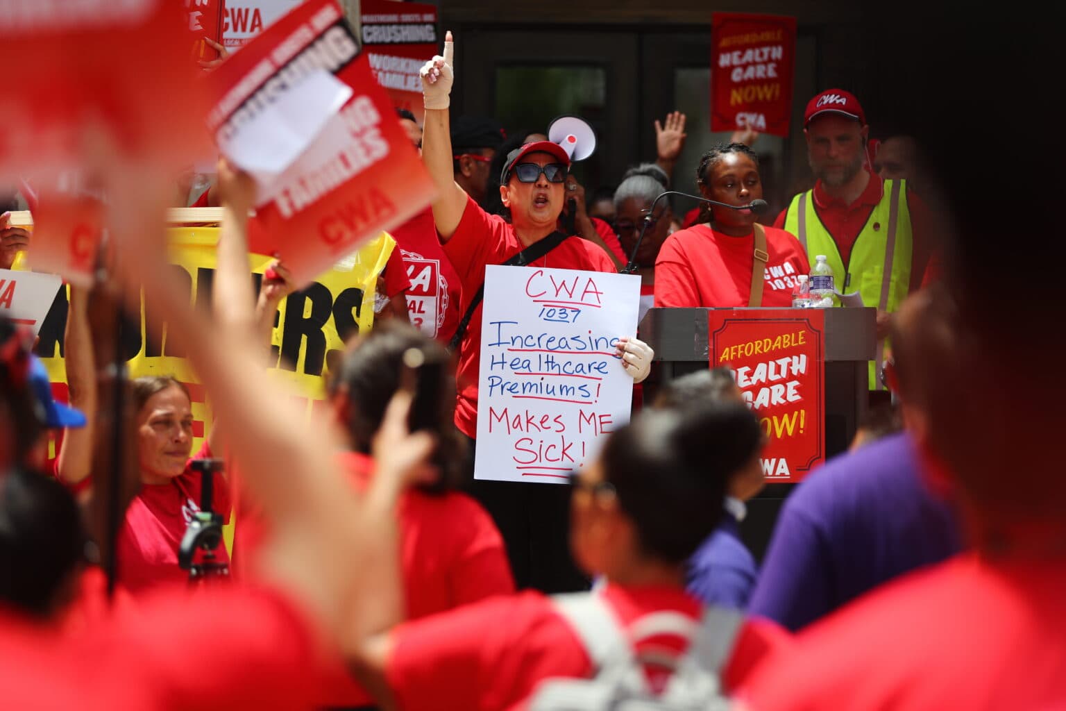 State workers display their signs during a rally outside New Jersey Statehouse. (Tennyson Donyéa/WHYY)